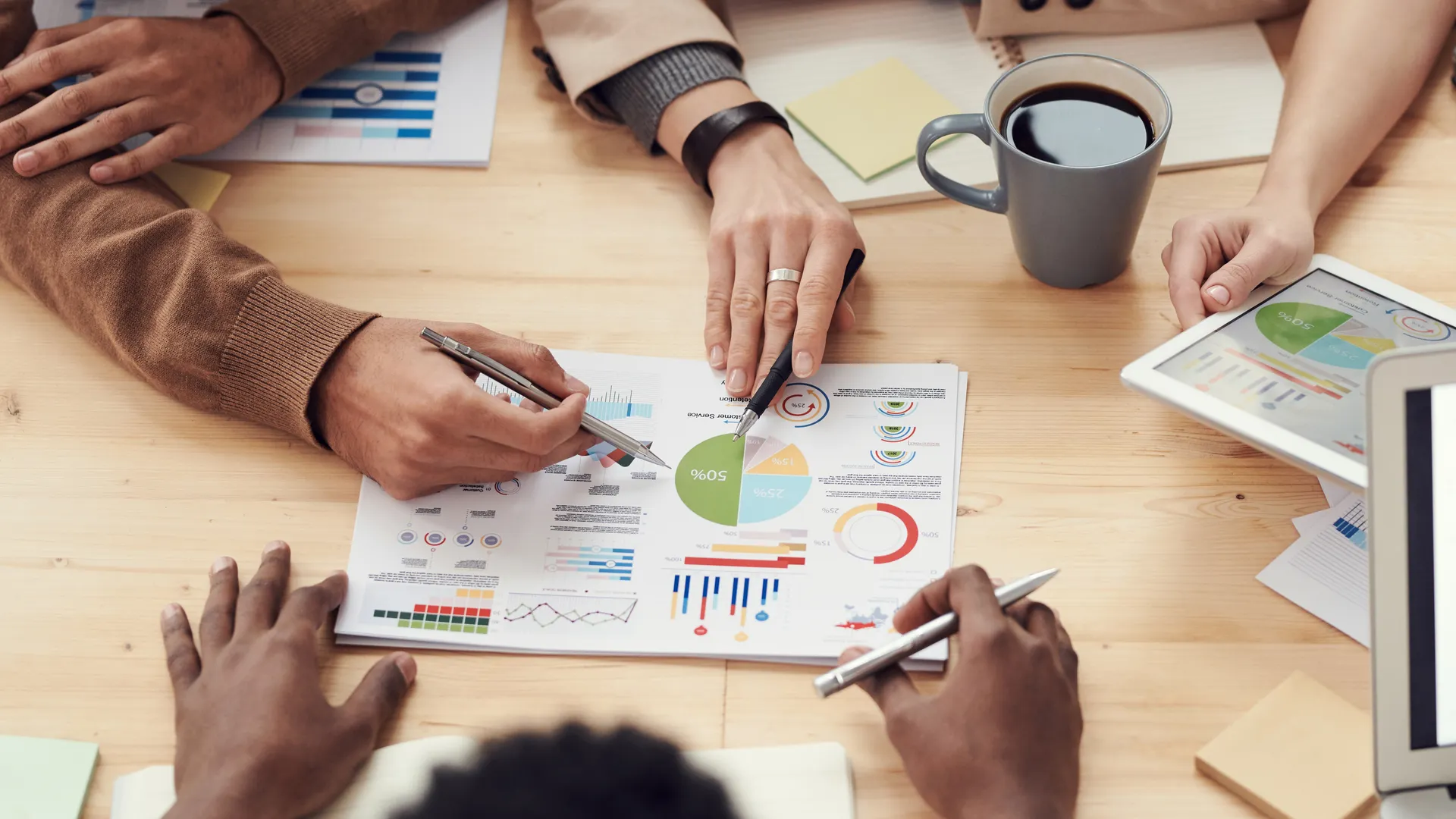 Equipo de consultoría financiera corporativa en reunión de análisis