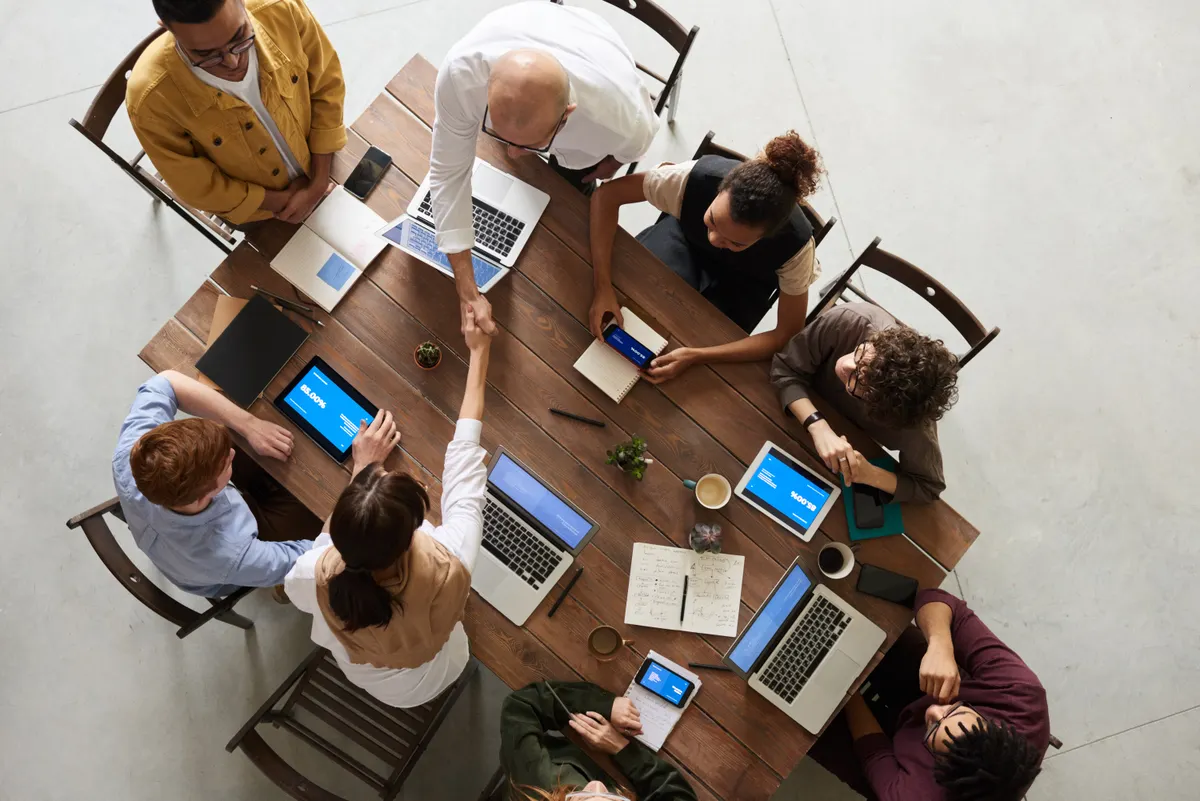 Consultores financieros revisando informes corporativos